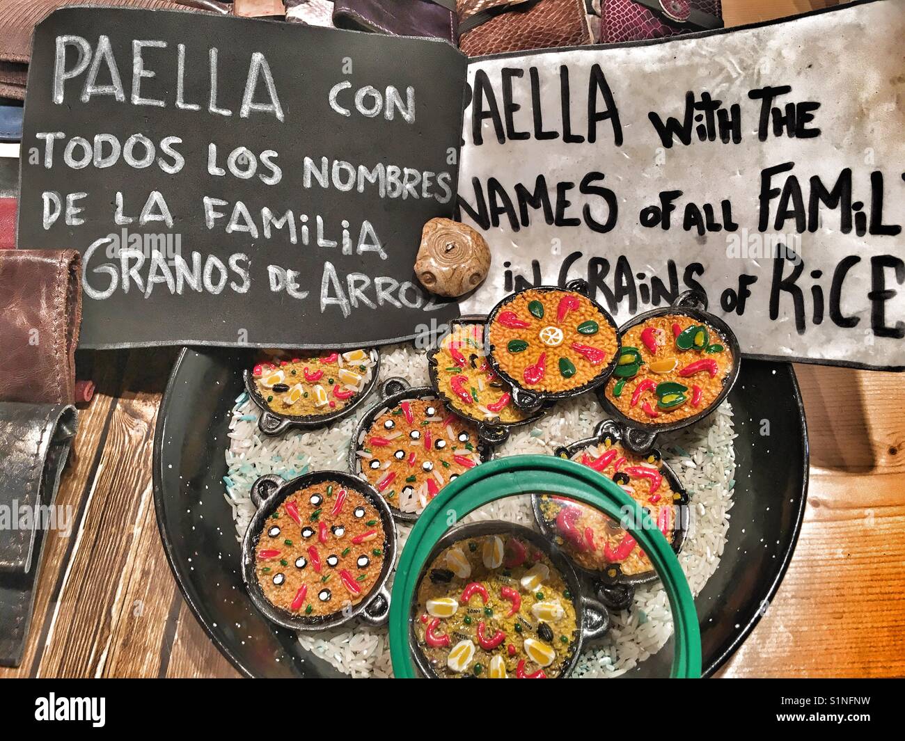 Plat à paëlla miniature aimants de réfrigérateur, avec noms écrits sur un grain de riz. Javea , Espagne - Image de stock capturée avec un smartphone