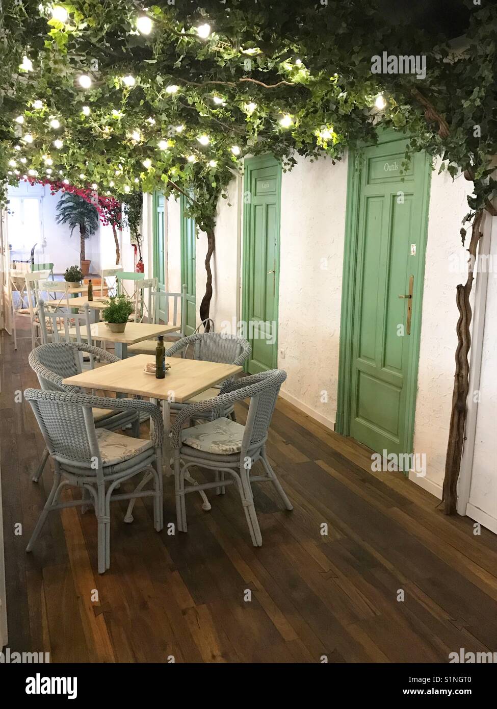 Restaurant romantique. Vue intérieure. Madrid. L'Espagne. - Image de stock capturée avec un smartphone