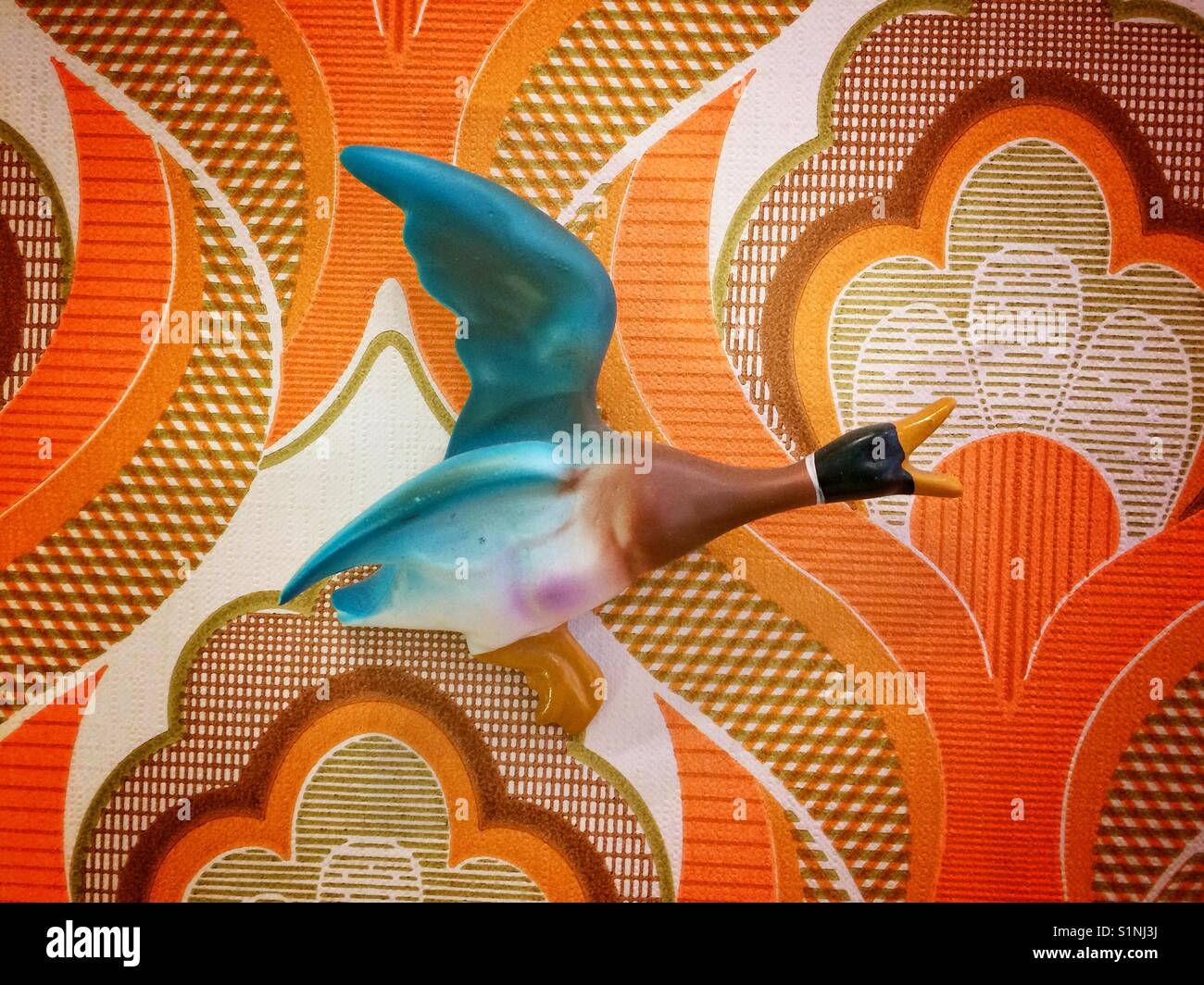 Un rétro années 70 canard muraux volant le long des années 70 comme papier peint dans la maison d'Hilda Ogden dans la série télévisée Coronation Street - Image de stock capturée avec un smartphone