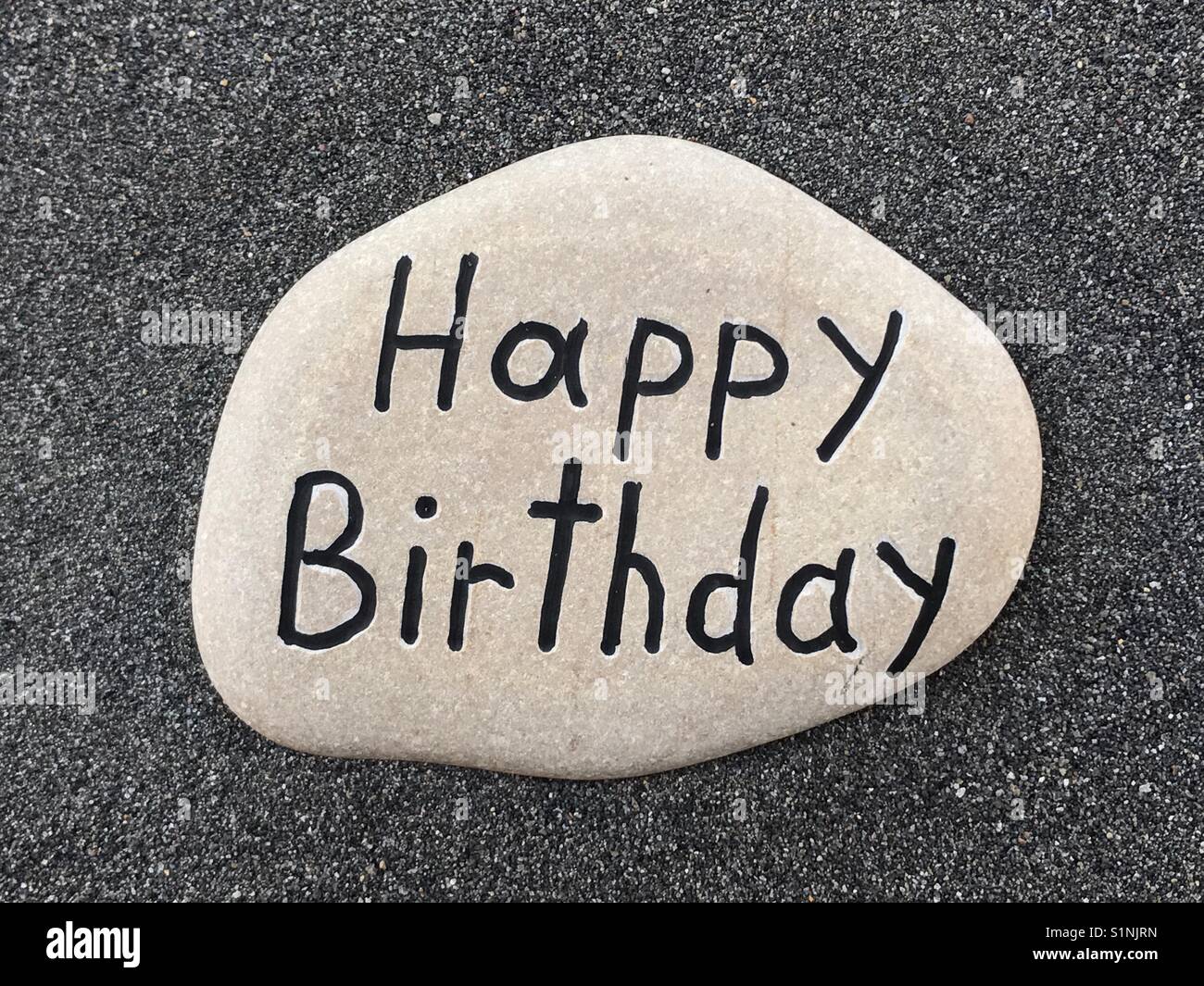 Joyeux Anniversaire Sculptes Sur Une Pierre Sur Le Sable Volcanique Noir Photo Stock Alamy Joyeux Anniversaire Sculptes Sur Une Pierre Sur Le Sable Volcanique Noir Photo Stock Alamy