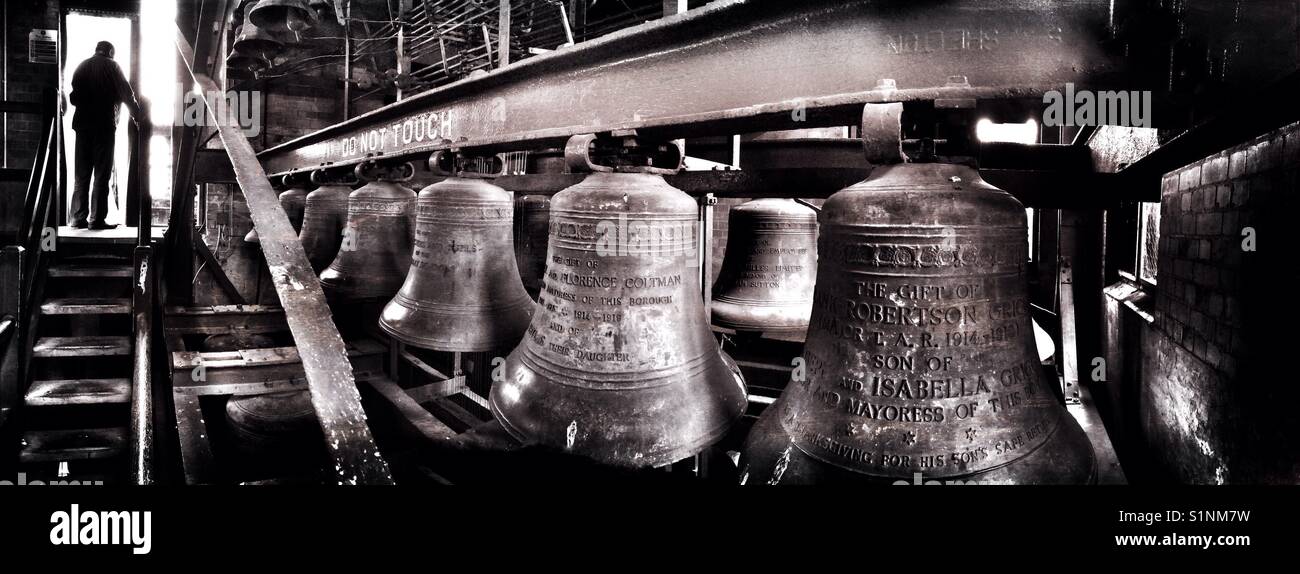 Un homme se trouve dans le beffroi de la tour Carillon Loughborough Banque D'Images