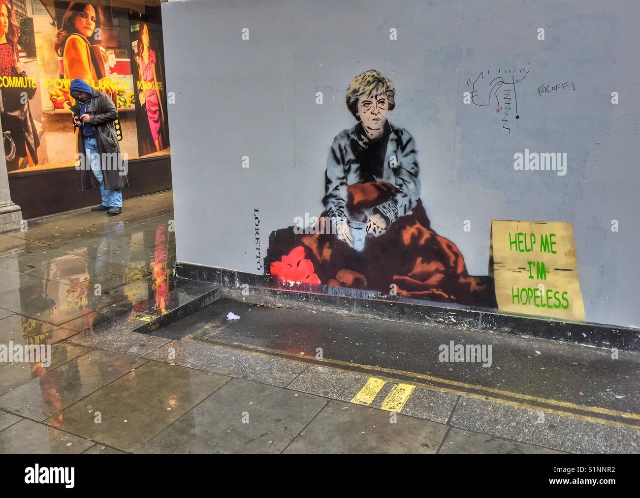 Street Art Par Loretto représentant le premier ministre britannique, Theresa peut à côté du panneau "m'aider je suis désespéré", arrêt Regents Street, Londres Banque D'Images