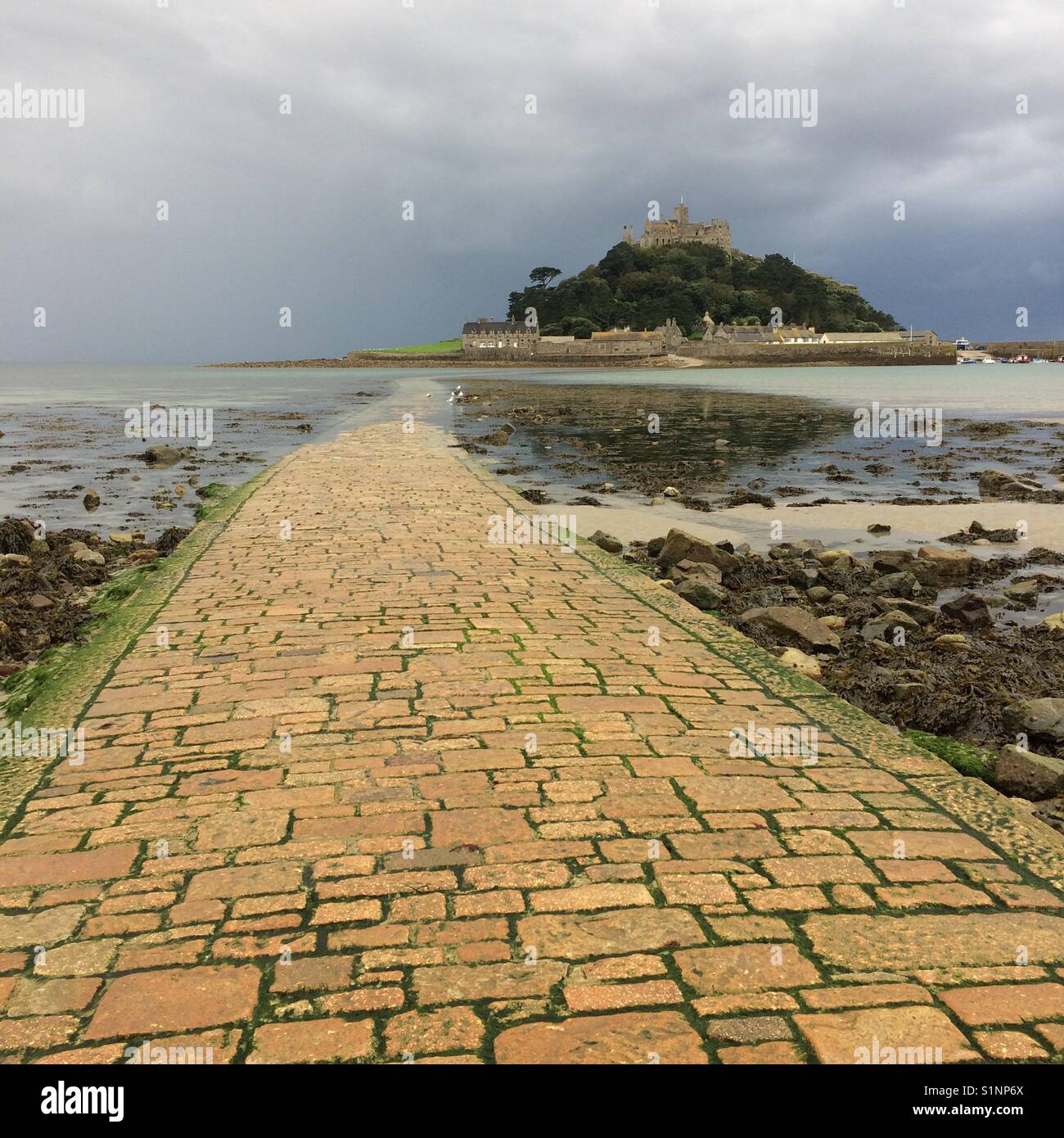 La chaussée menant à St Michael's Mount, Cornwall à marée basse - Image de stock capturée avec un smartphone