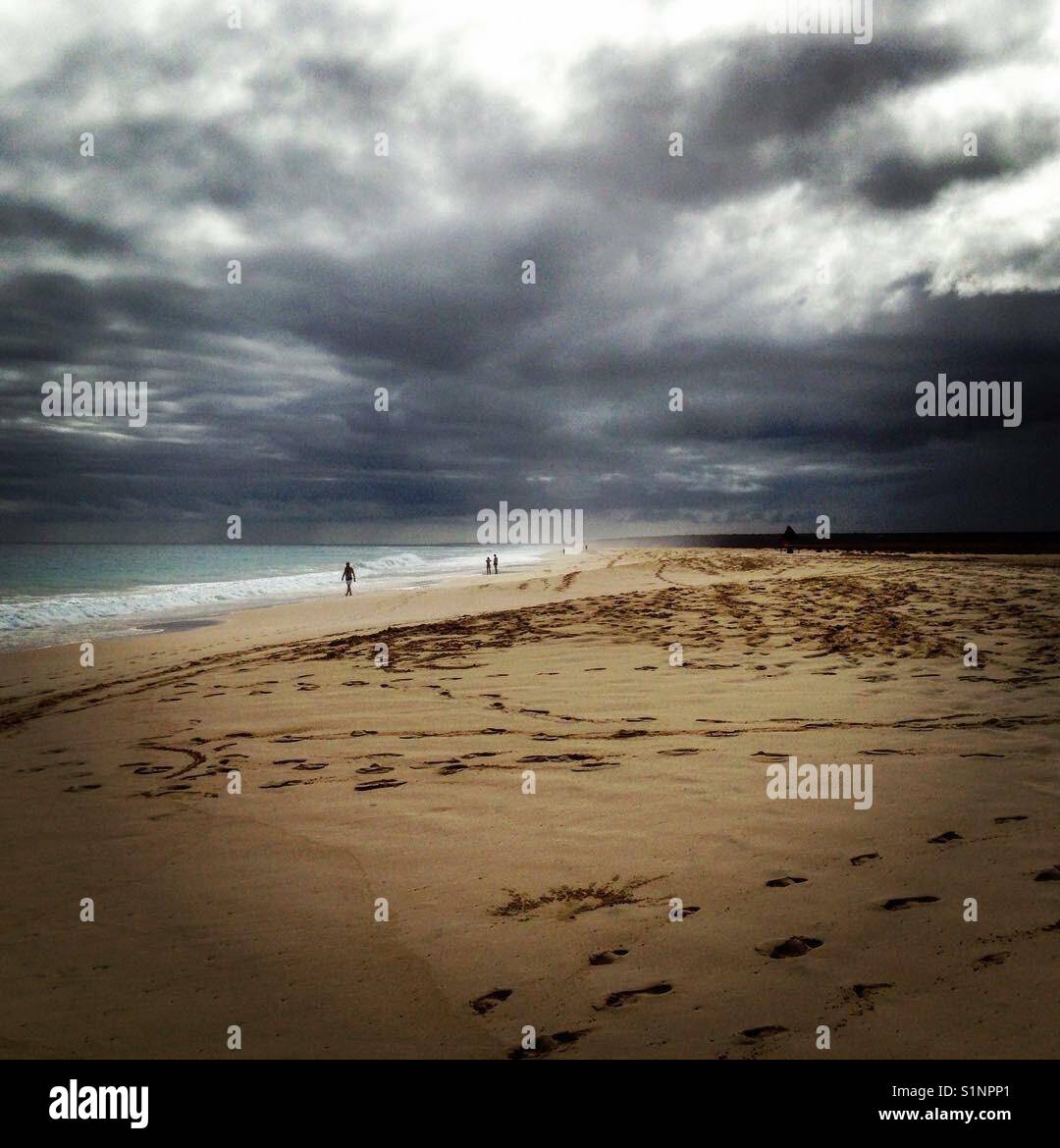 Plage avec ciel d'orage Boa Vista Cap Vert Banque D'Images