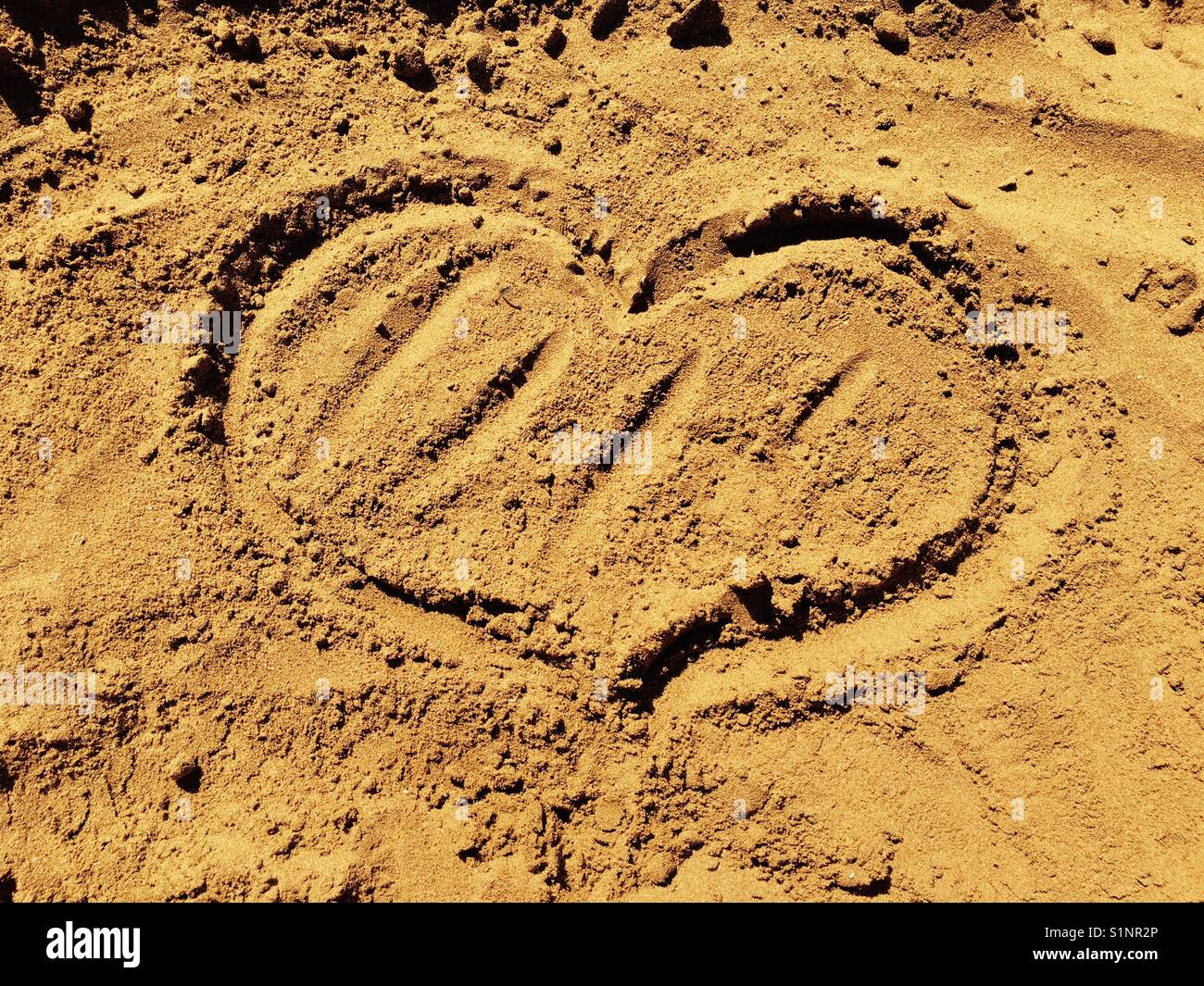 Coeur dessiné dans le sable rouge xi beach sur Kefalonia Banque D'Images