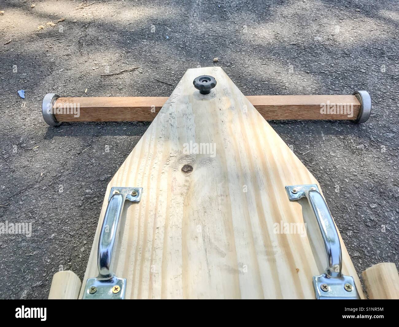 Street rollerblade panier fait de bois - Image de stock capturée avec un smartphone