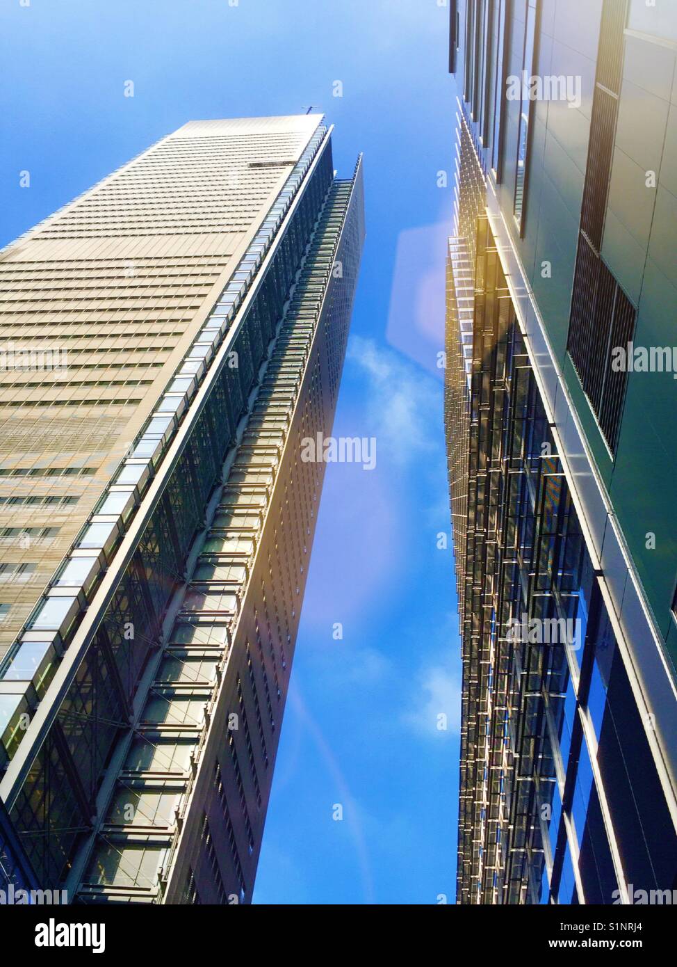 À la recherche jusqu'au gratte-ciel tourné depuis le trottoir, NYC, USA Banque D'Images