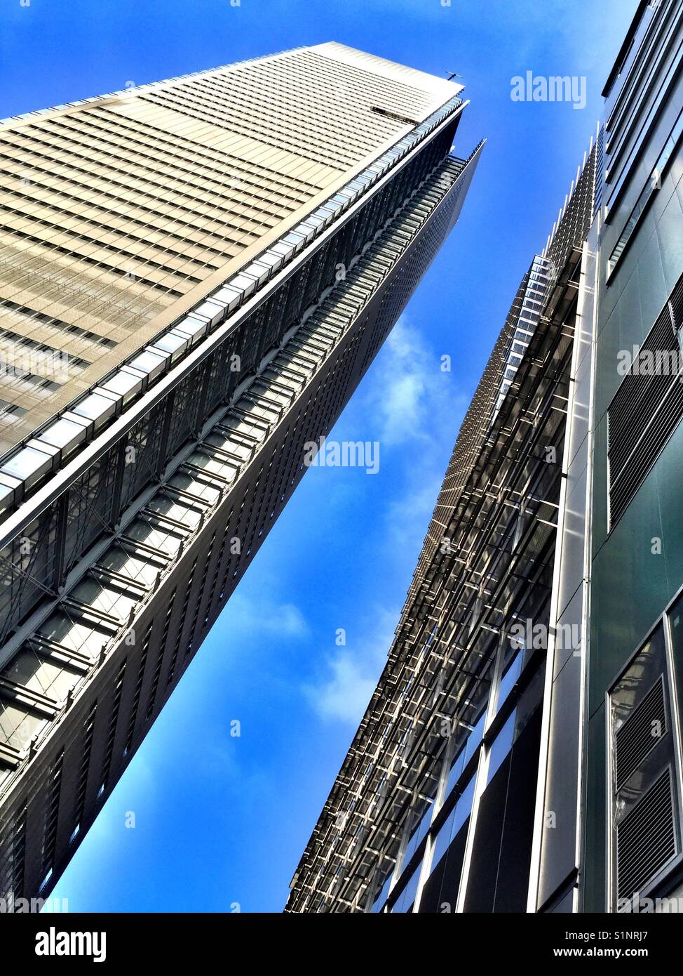 Gratte-ciel tourné depuis le trottoir, New York City, USA Banque D'Images