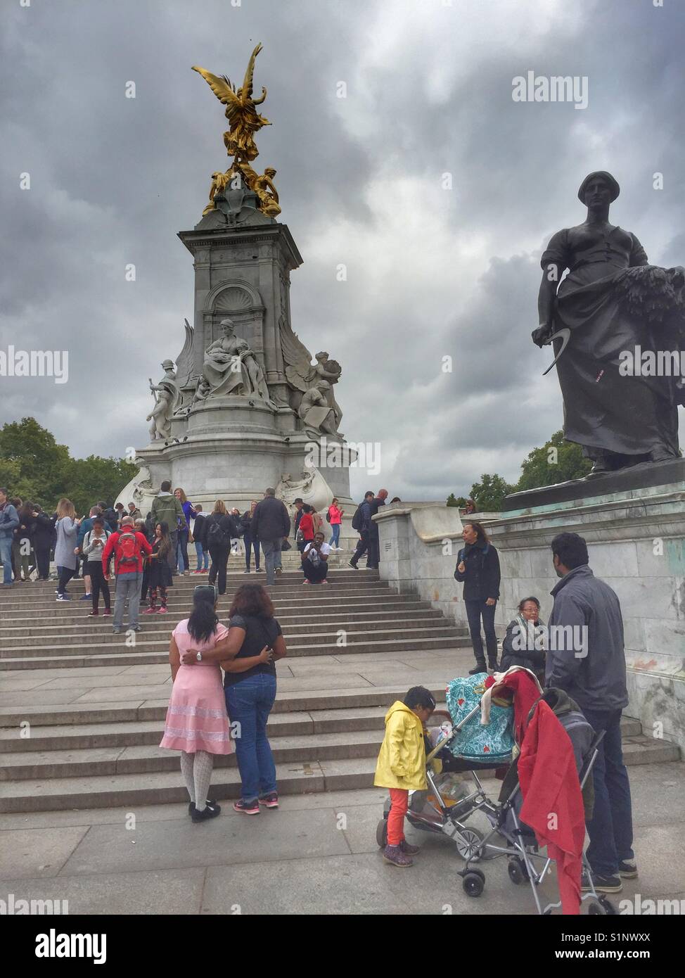 Les gens regardent le Victoria Memorial à l'extérieur de Buckingham Palace, Londres en Angleterre - Image de stock capturée avec un smartphone