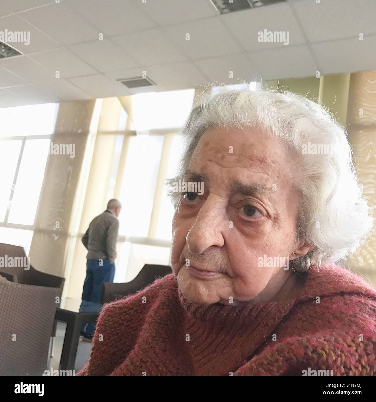 Vieille dame dans une maison de soins infirmiers. Banque D'Images