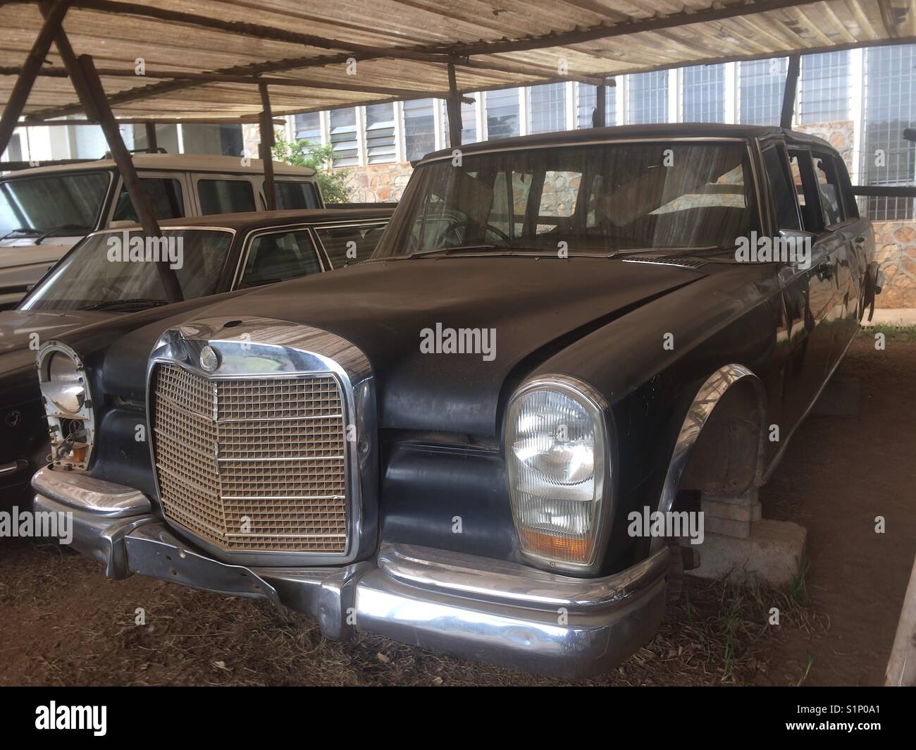 Mercedes 600 Grosser délabré du gouvernement ougandais, anciennement d'Idi Amin Dada Banque D'Images