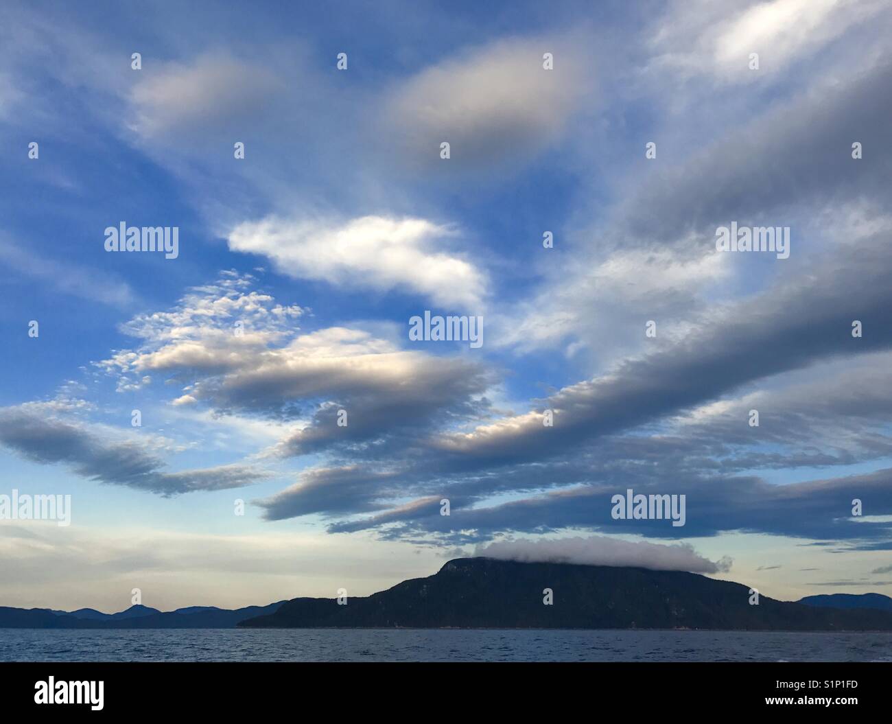 Côte sauvage et ciel sauvage, la forêt pluviale de Great Bear, en Colombie-Britannique, Canada Banque D'Images