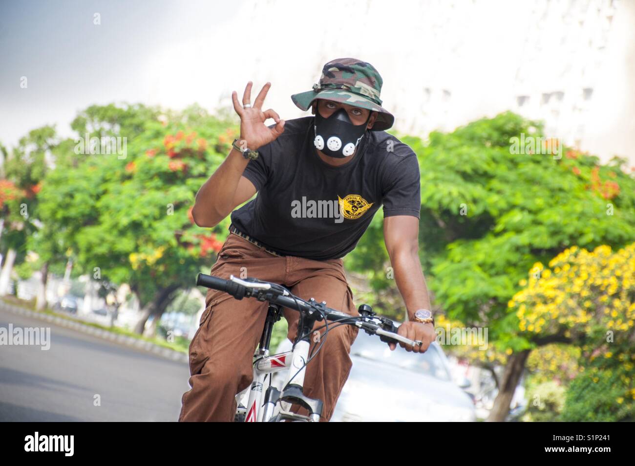 Cycliste masqué profitant de sa ville ride à tout le matin Banque D'Images