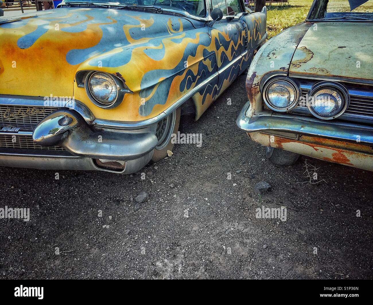 Deux vieilles et rouillées de voitures dans route 66, California, USA - Image de stock capturée avec un smartphone