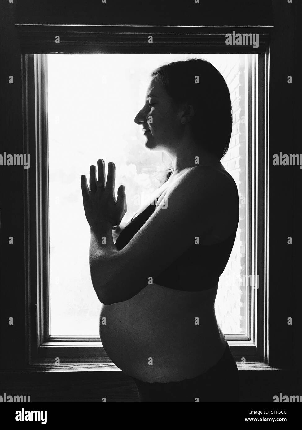 Une femme enceinte pratiquant le yoga et la méditation. Banque D'Images Une femme enceinte pratiquant le yoga et la méditation. Banque D'Images