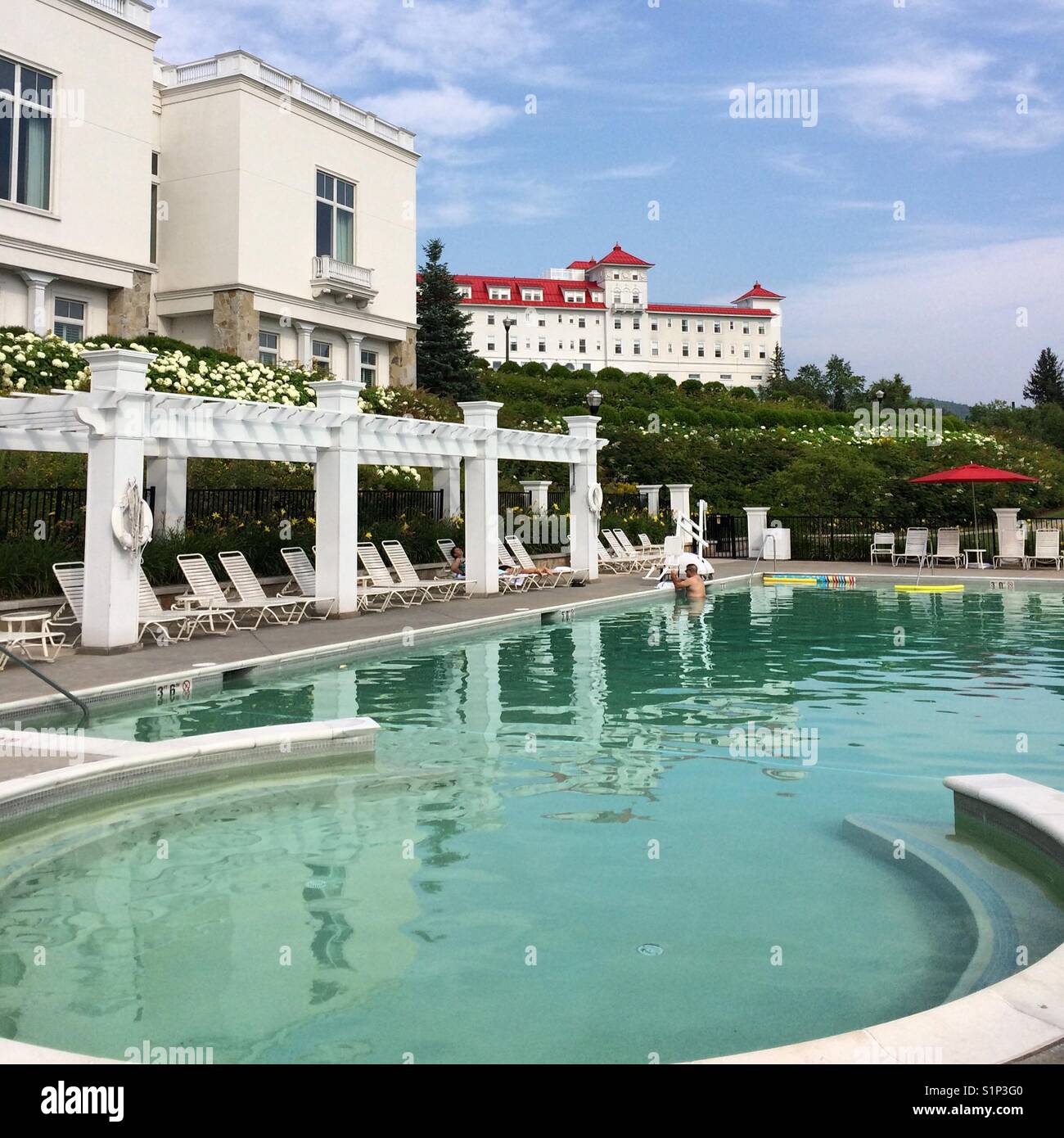 La piscine extérieure à l'Omni Mount Washington Resort, Bretton Woods, New Hampshire, United States - Image de stock capturée avec un smartphone