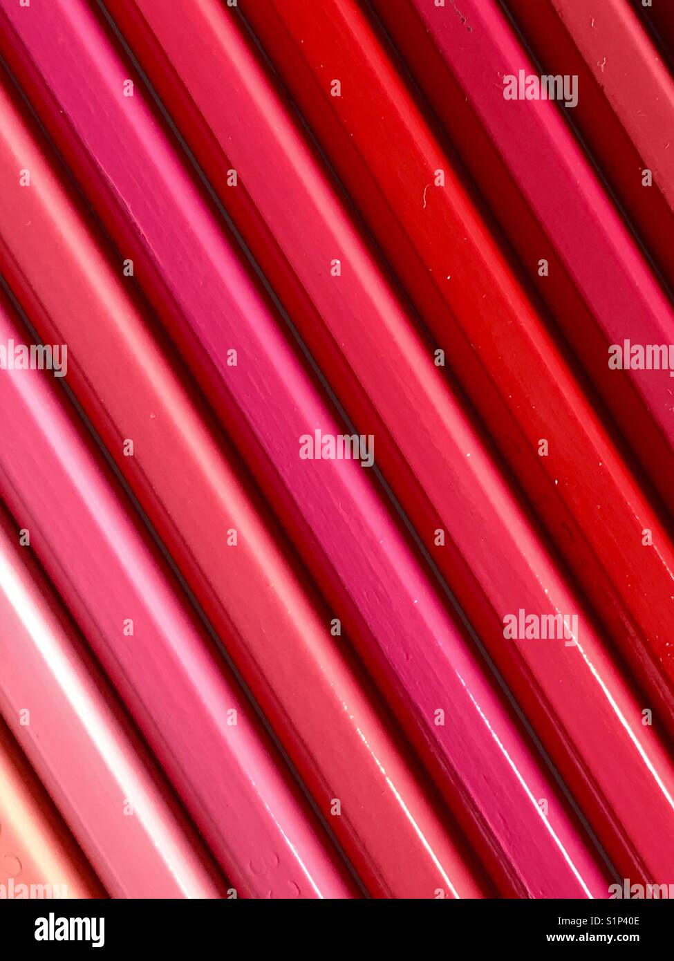 Crayons de couleur rouge et punk. Banque D'Images