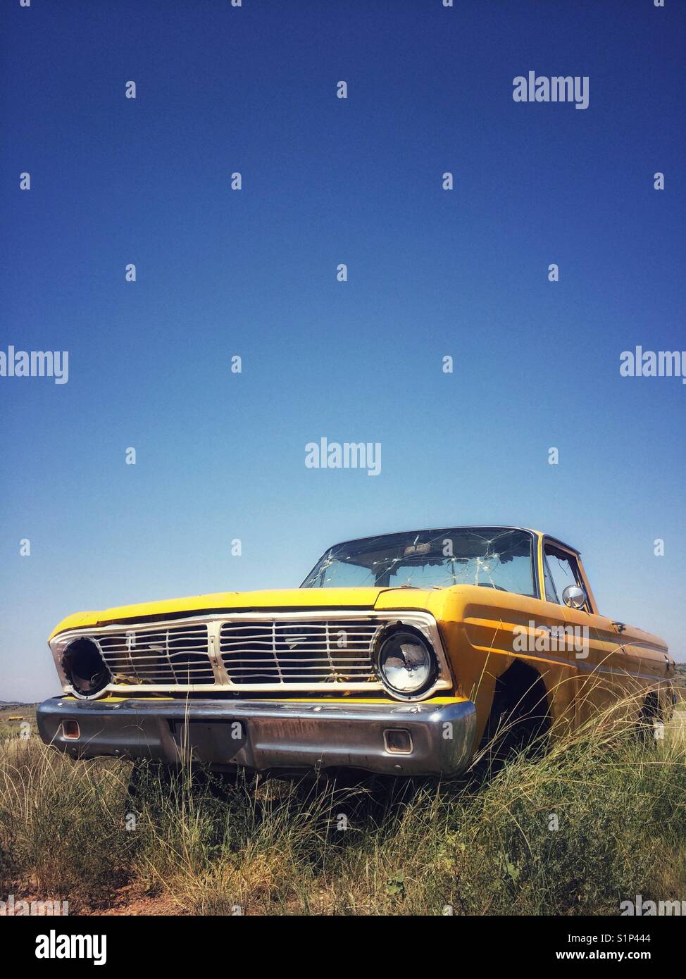 Vieille voiture rouillée et jaune en holbrock, California, USA - Image de stock capturée avec un smartphone