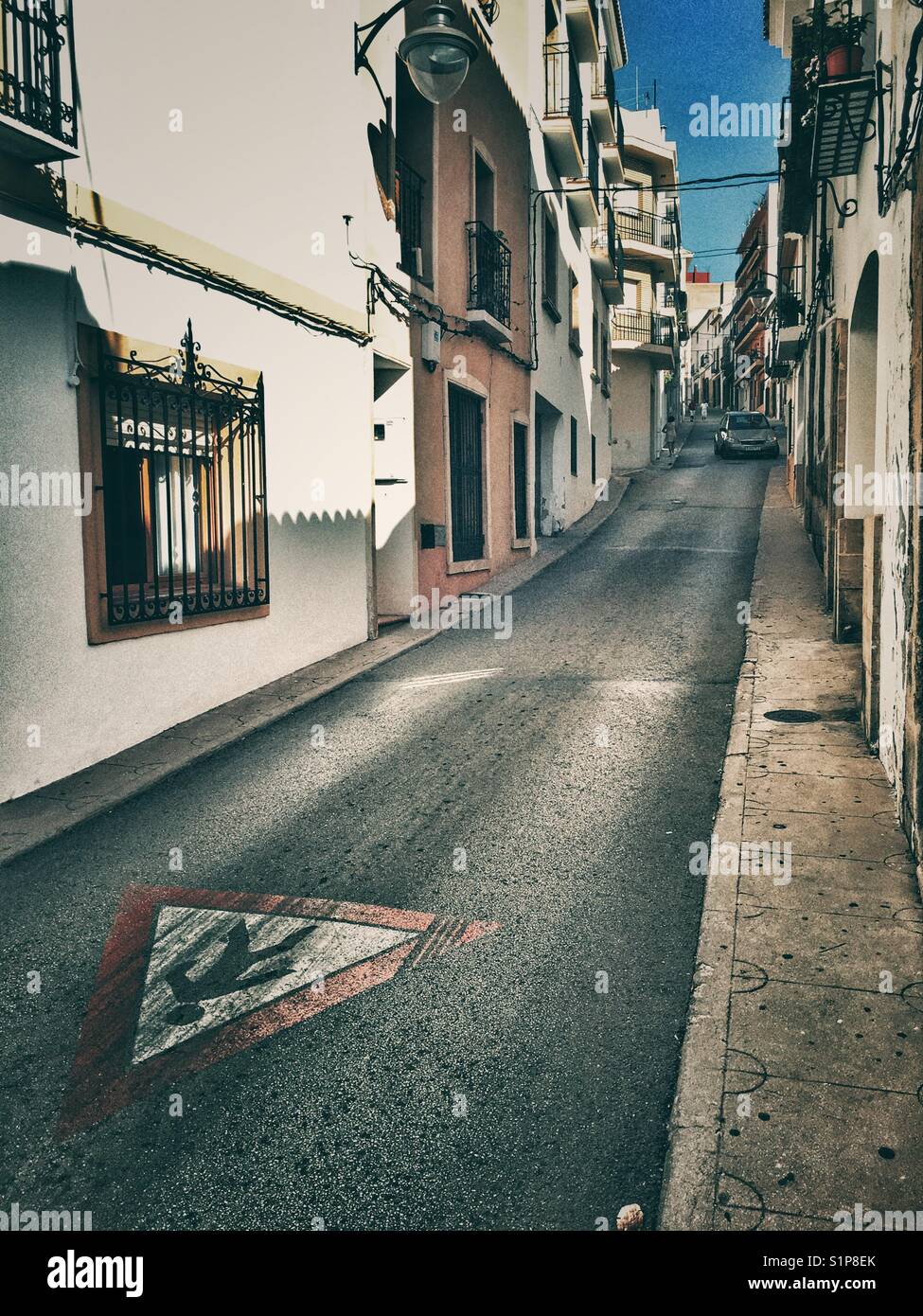 Ruelle avec un signe de la circulation des piétons, d'avertissement dans la vieille ville de Javea, Alicante Province , Espagne - Image de stock capturée avec un smartphone