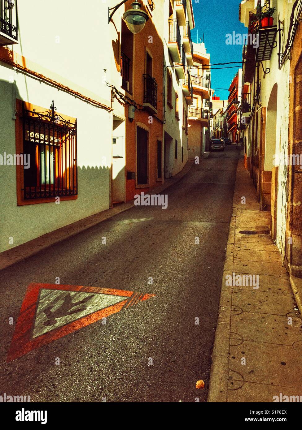 Ruelle avec une enseigne peinte sur la route de l'avertissement de piétons dans la vieille ville, Javea, Alicante Province, Espagne - Image de stock capturée avec un smartphone