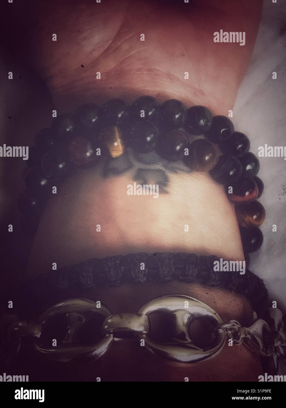 Tattoo et bracelets Banque D'Images