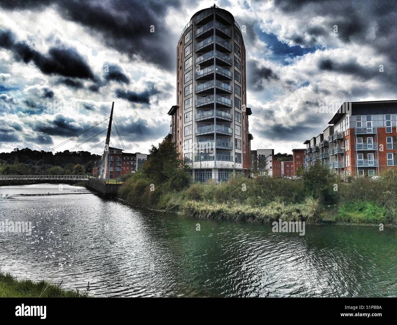 Les propriétés résidentielles à côté de la rivière Gipping, Ipswich, Suffolk, Angleterre. Banque D'Images