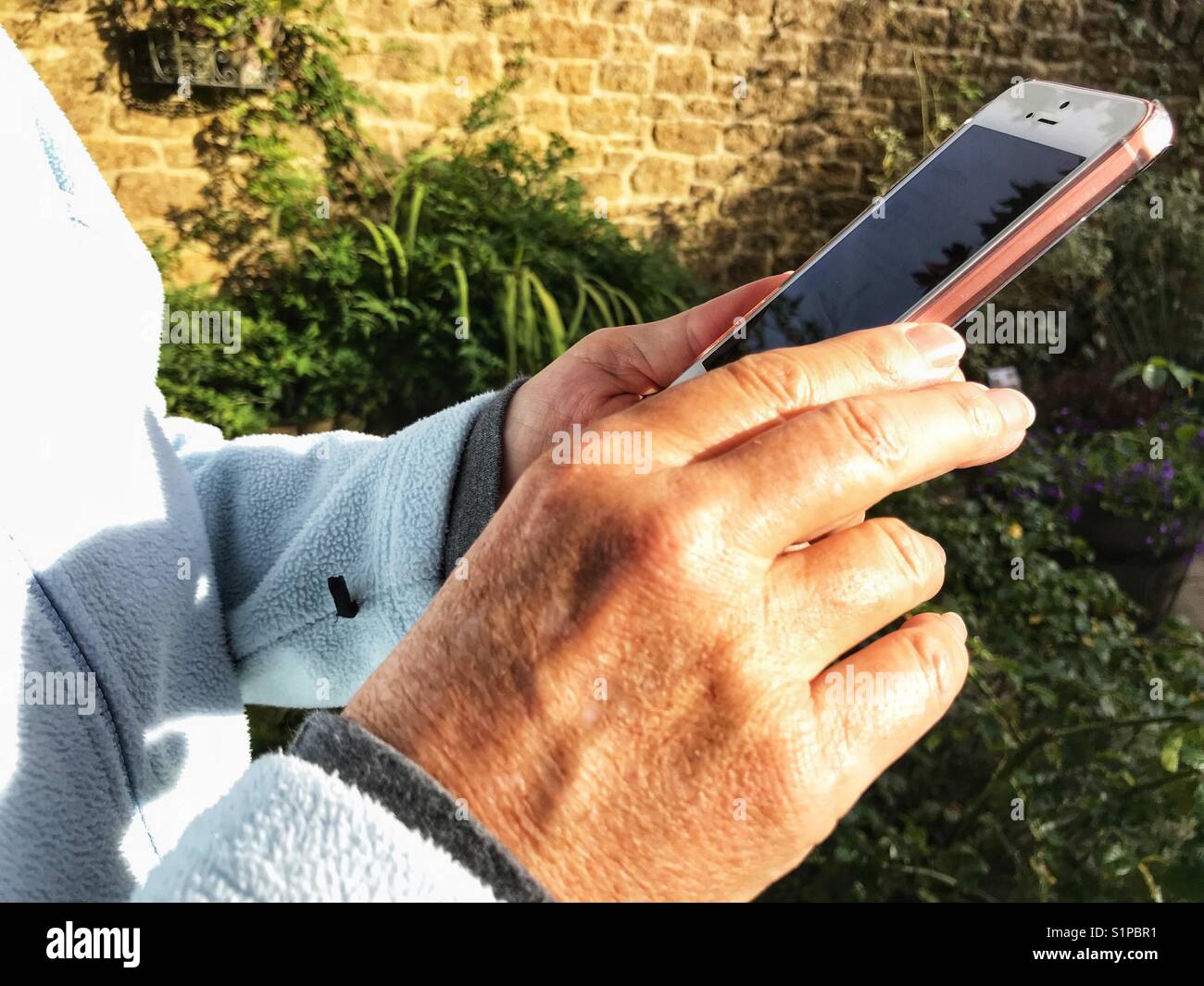 Woman using smartphone outdoors - Image de stock capturée avec un smartphone