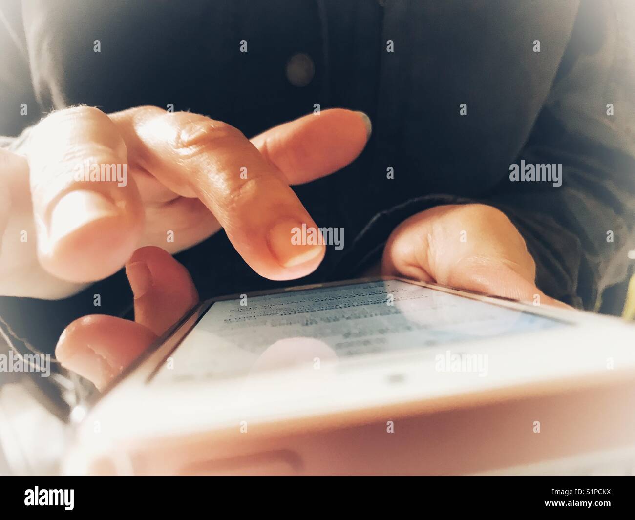 Femme à l'aide d'un smartphone, Close up - Image de stock capturée avec un smartphone