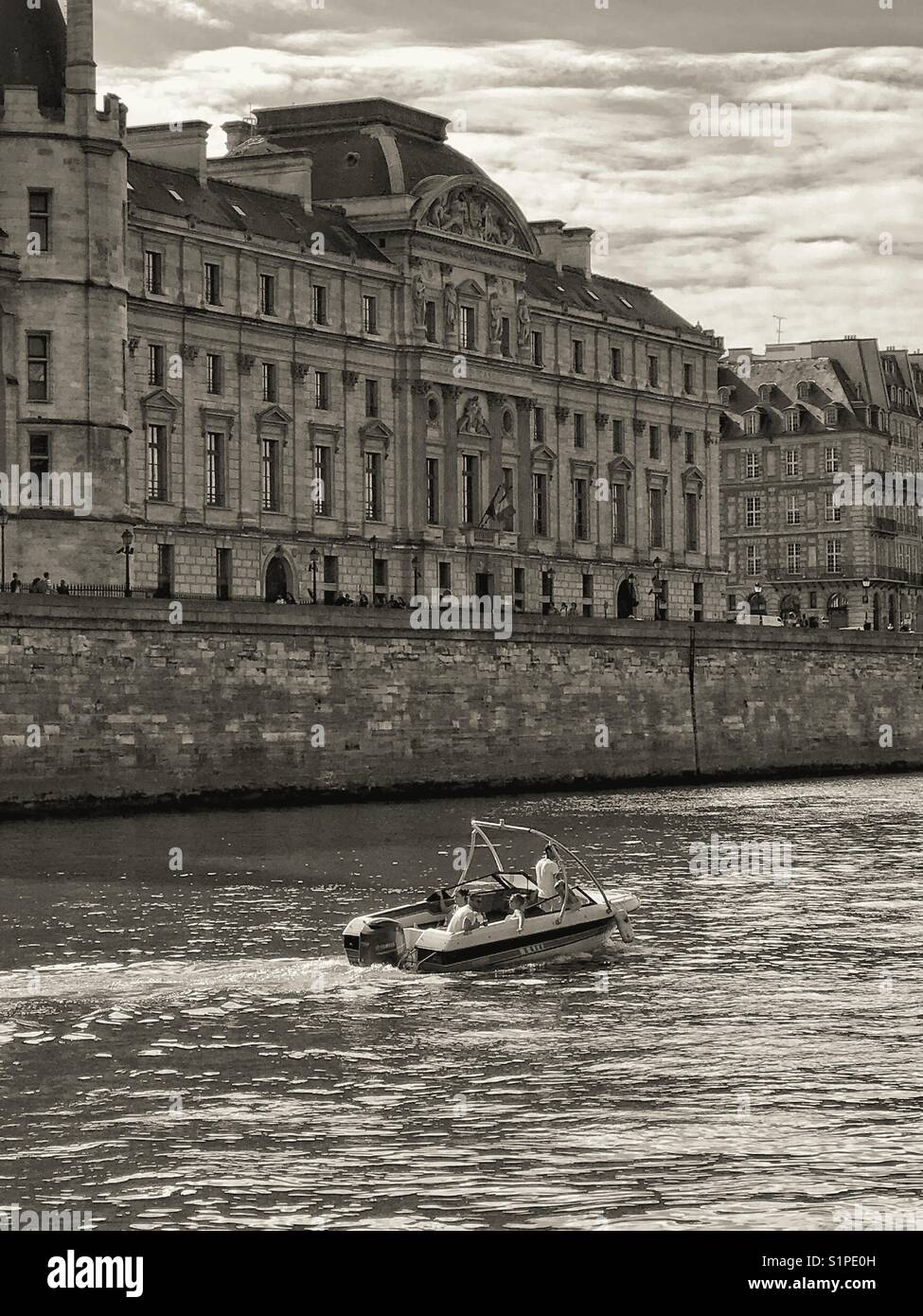 Bateau sur la Seine, Paris, France. Banque D'Images