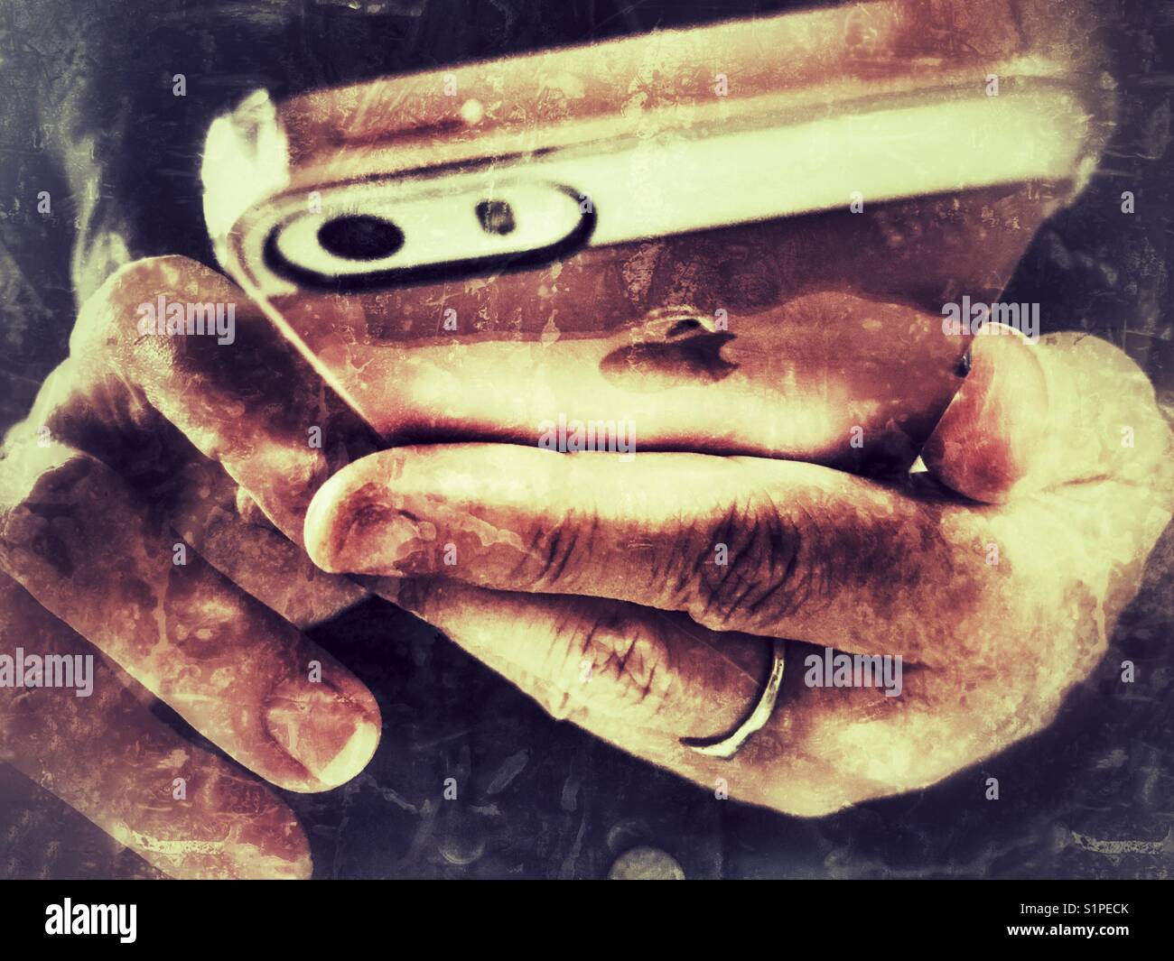 La technologie sans fil. Femme à l'aide d'un iPhone. Mid section, close-up de téléphone dans les mains. - Image de stock capturée avec un smartphone