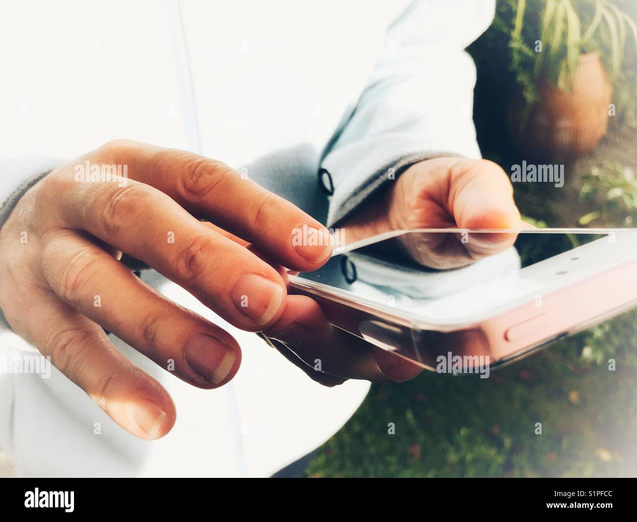 Femme à l'aide de smart phone outdoors - Image de stock capturée avec un smartphone