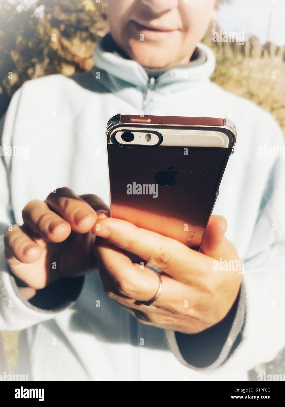 Femme à l'aide d'iPhone à l'extérieur - Image de stock capturée avec un smartphone