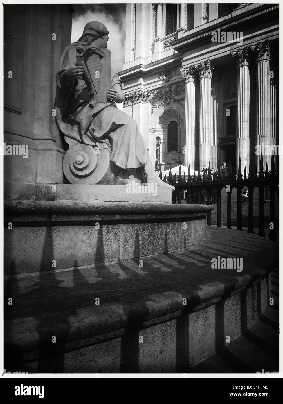 Détail de la Statue de la Reine Anne, par Richard Claude Courroie et L. A. Malemprè situé à l'extérieur de la Cathédrale St Paul à Londres UK - Image de stock capturée avec un smartphone