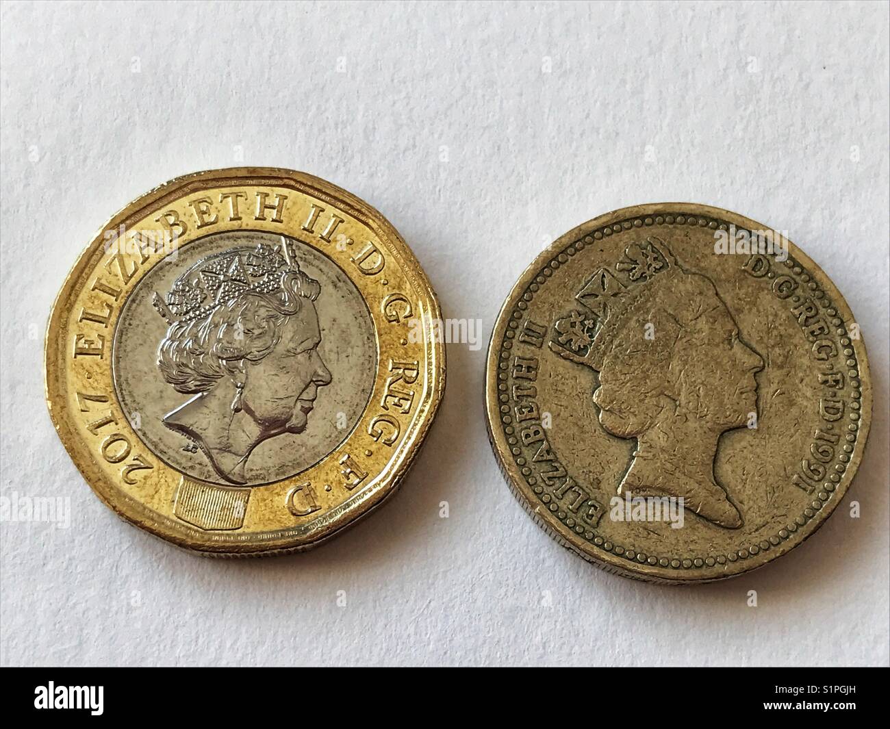 Pièces de monnaie, £. Anciens et nouveaux. L'ancienne pièce ronde est hors de la circulation le 15 octobre 2017. - Image de stock capturée avec un smartphone