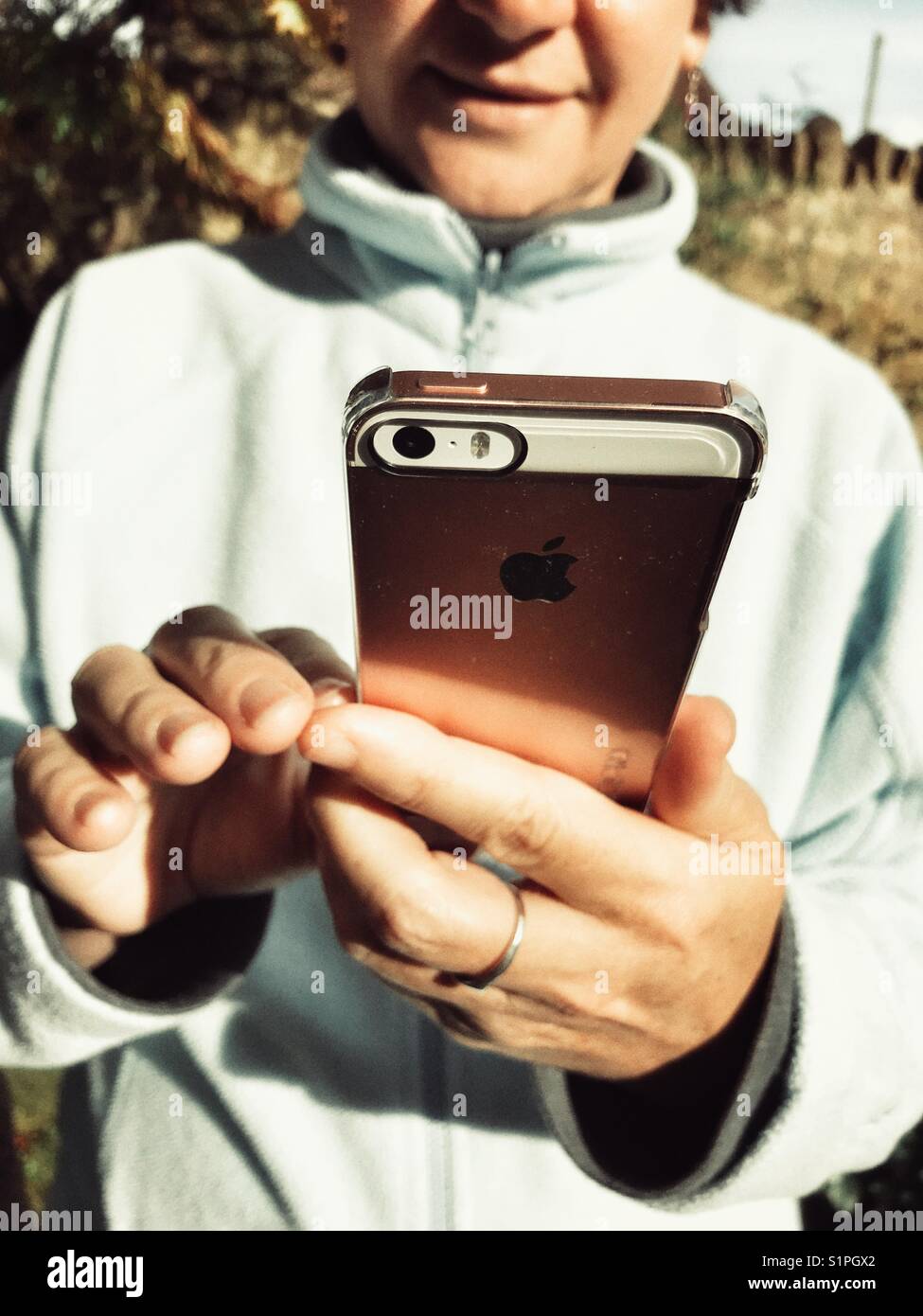 Femme à l'aide d'un iPhone à l'extérieur - Image de stock capturée avec un smartphone