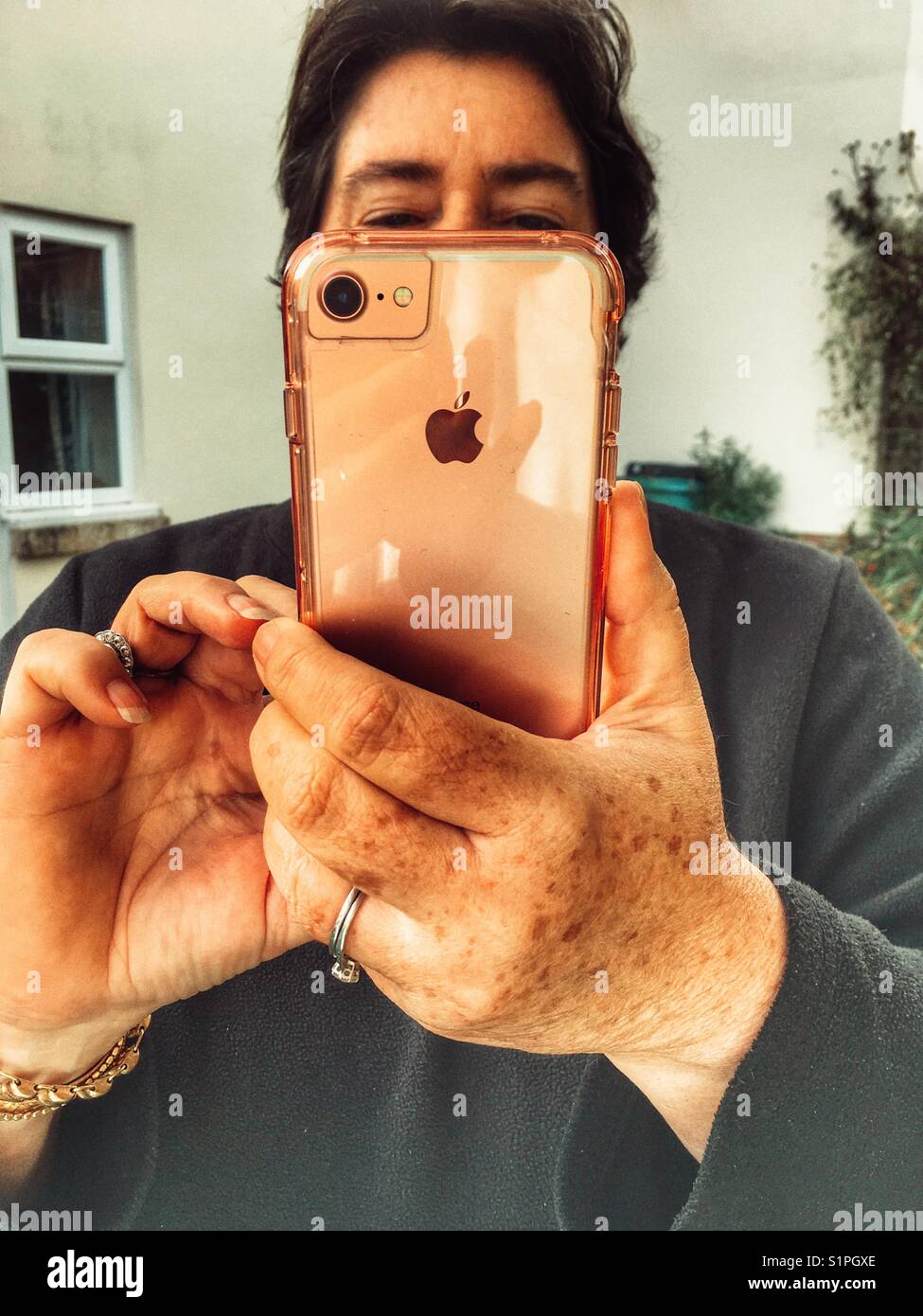 Femme à l'aide d'iPhone - Image de stock capturée avec un smartphone