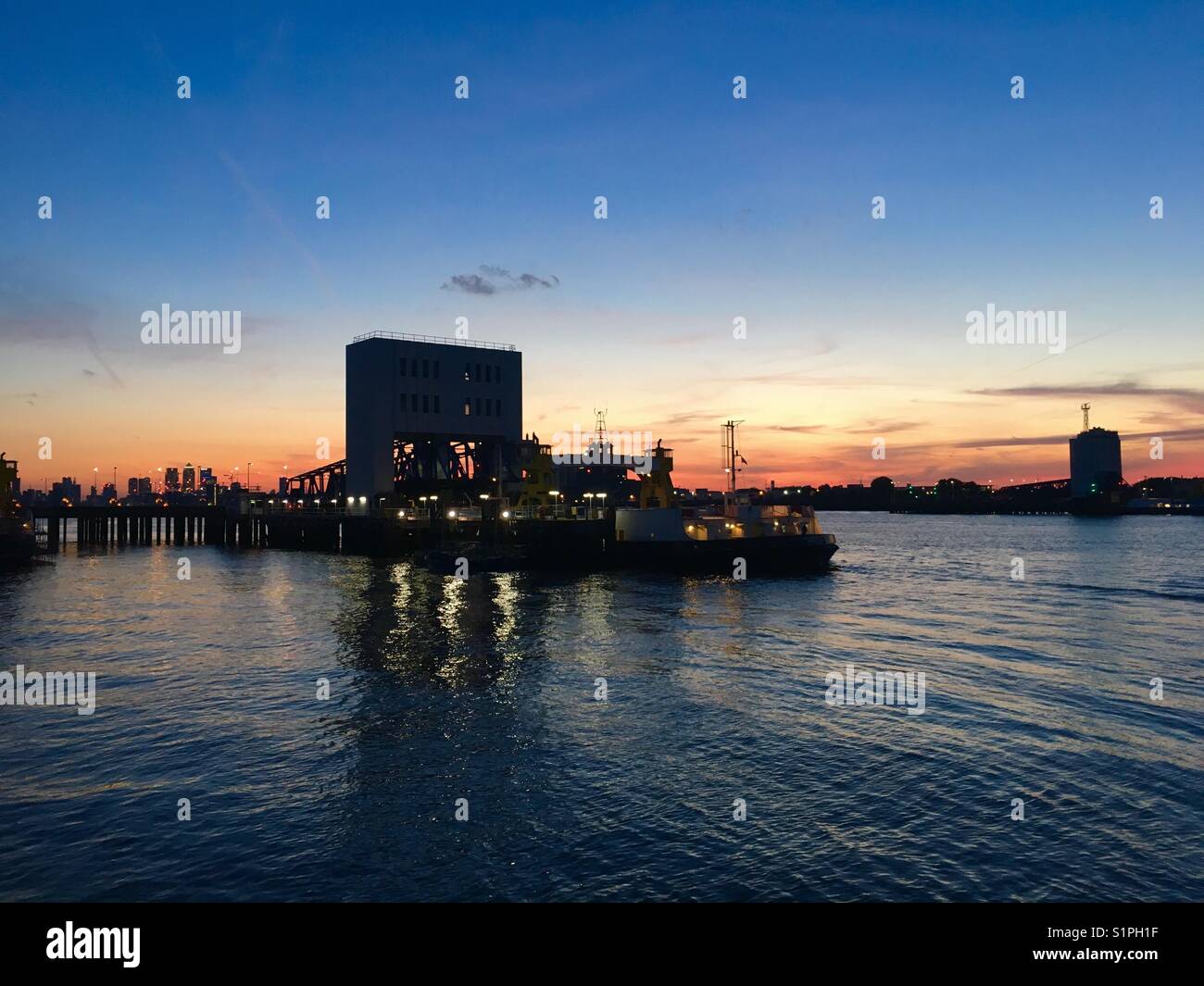 Coucher du soleil à Woolwich Ferry, Londres Banque D'Images