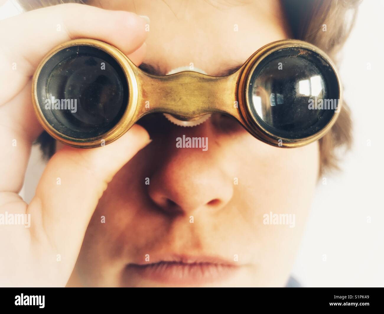 Femme millénaire essayant une paire de lunettes d'opéra vintage - Image de stock capturée avec un smartphone