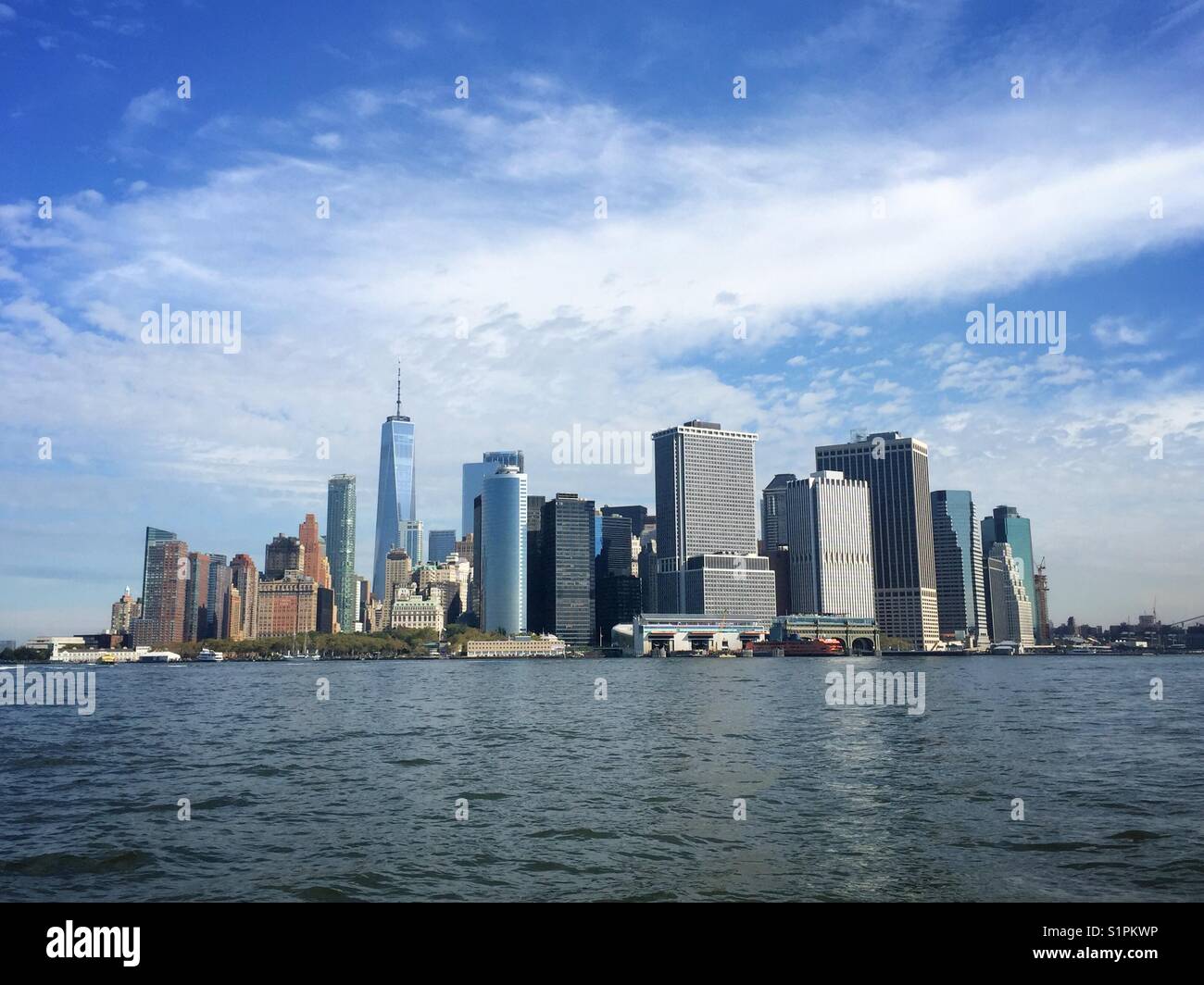 La skyline de New York vue depuis Governor’s Island - Image de stock capturée avec un smartphone