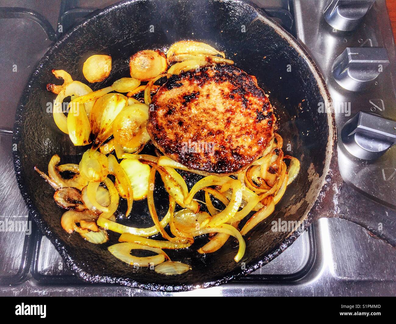 Burger de boeuf et oignons frits - Image de stock capturée avec un smartphone