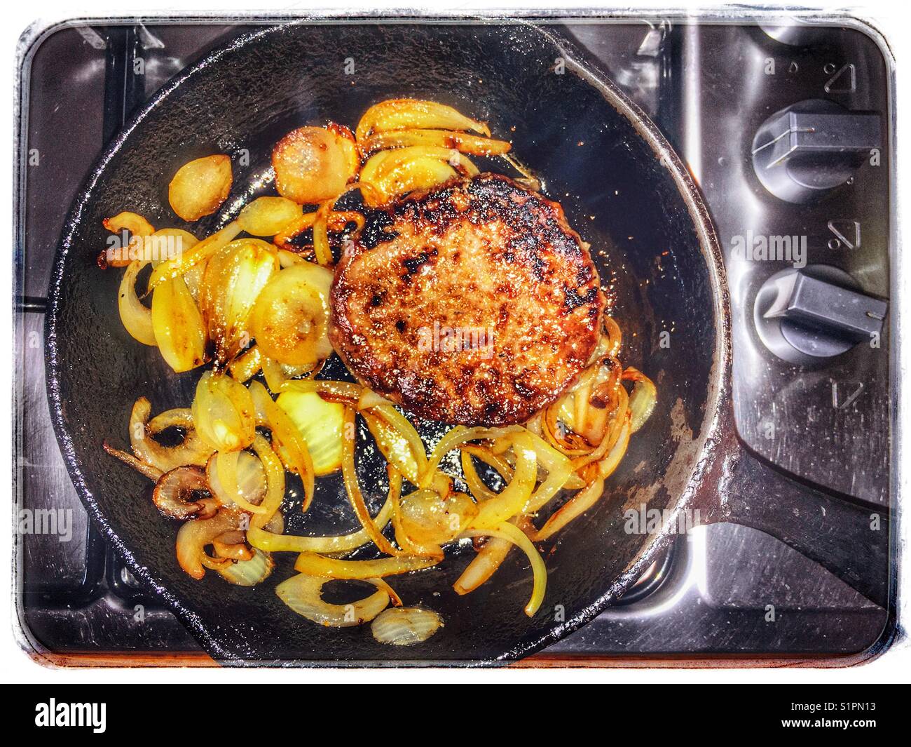 Faire frire les oignons et d'un burger de boeuf - Image de stock capturée avec un smartphone