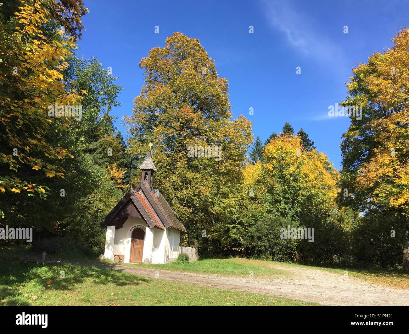 En chapelle chrétienne Warngau dans la montagne, la randonnée, place verte prairie et arbres, l'herbe de l'automne, l'automne Banque D'Images