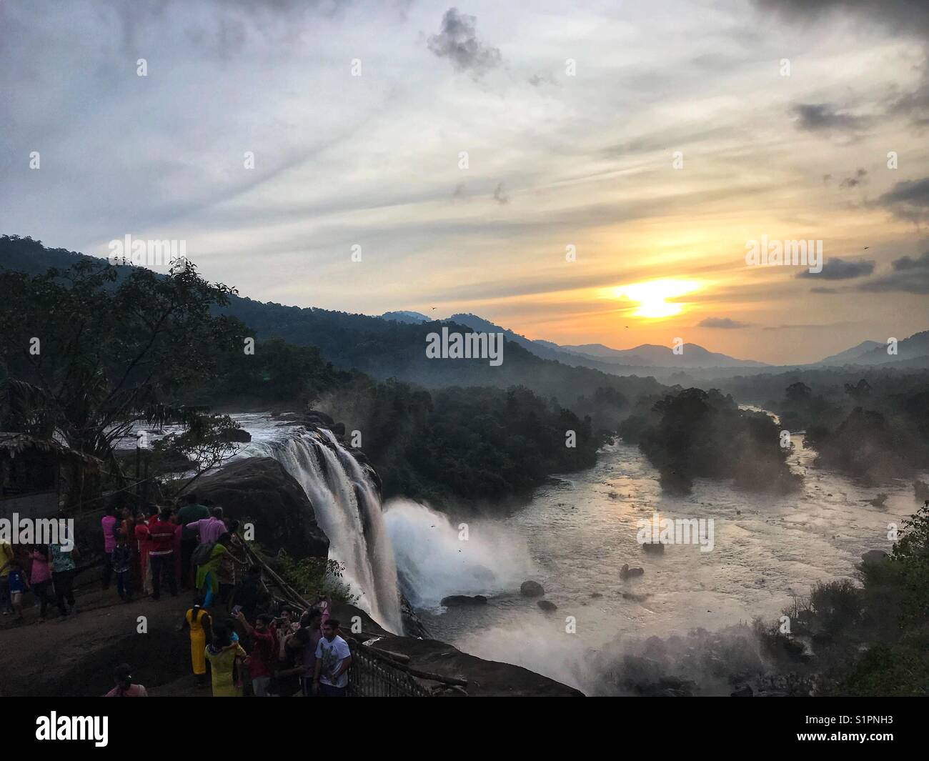 Coucher de soleil sur cascade Athirapally,Kerala Banque D'Images