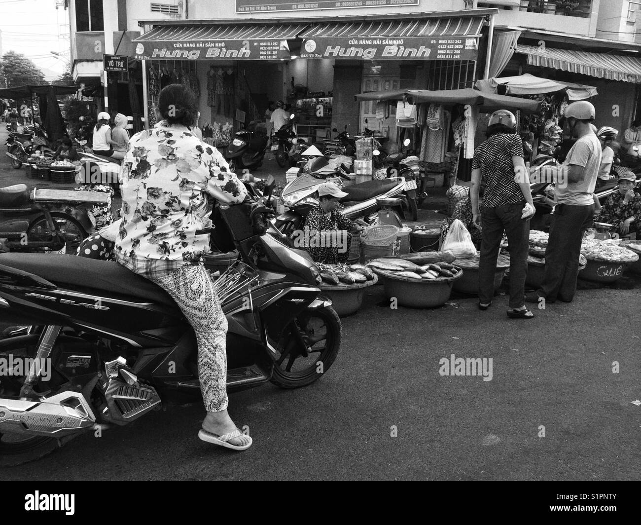 Paysage de rue au marché traditionnel de Nha Trang viêt nam. - Image de stock capturée avec un smartphone