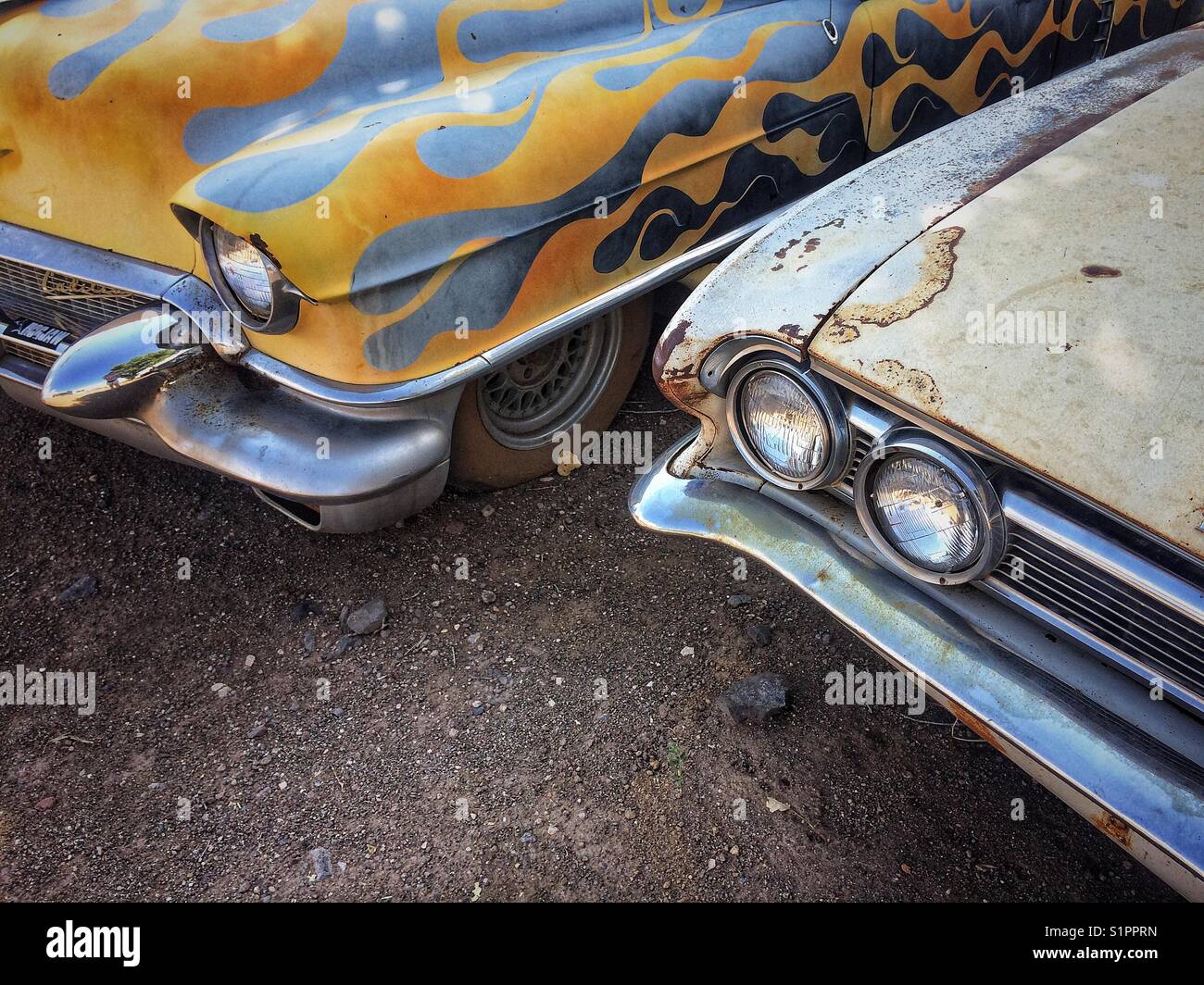 Voitures classiques rouillées et colorées sur la route 66, USA - Image de stock capturée avec un smartphone