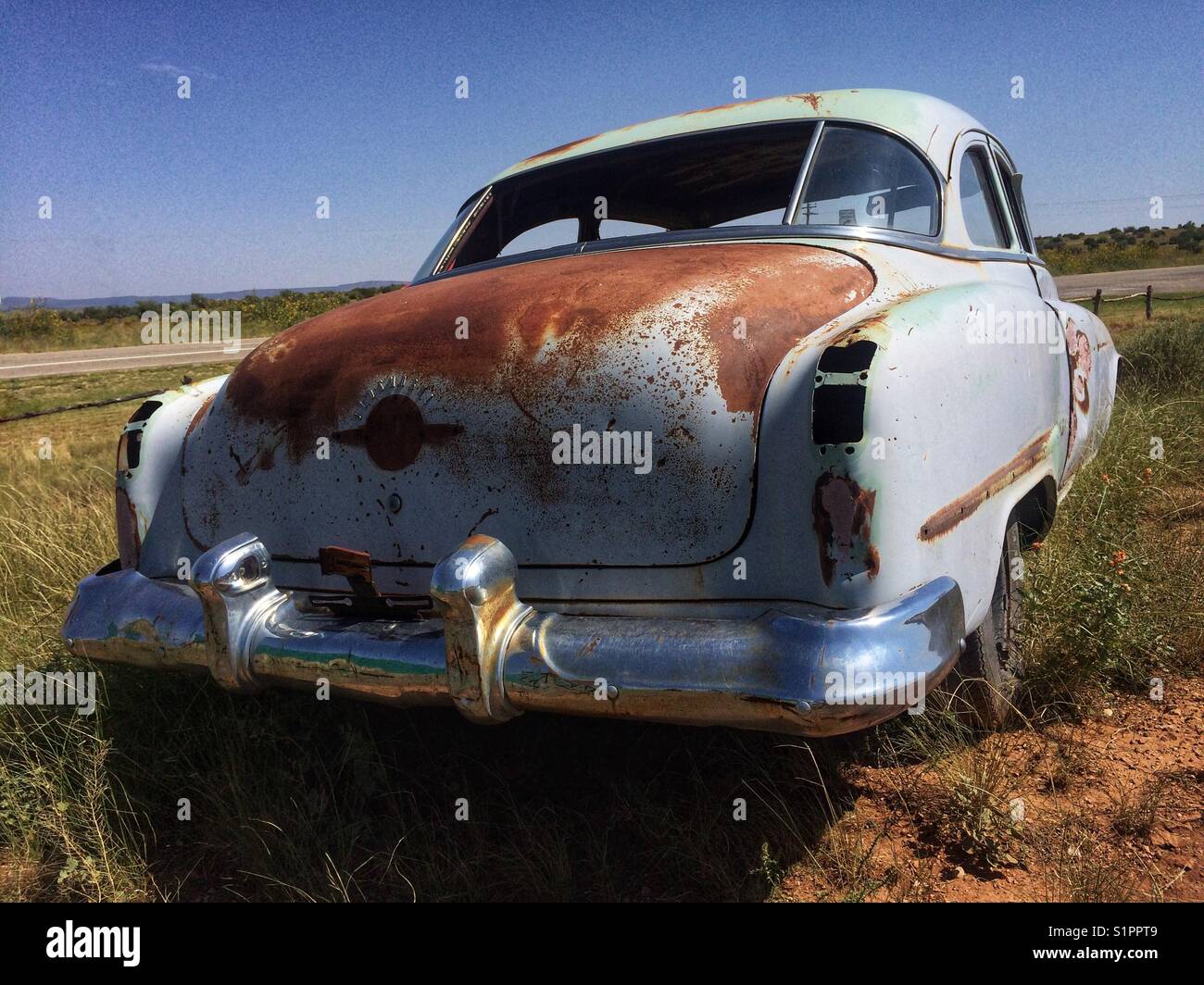 Voiture rouillée sur la route 65, Californie, États-Unis - Image de stock capturée avec un smartphone