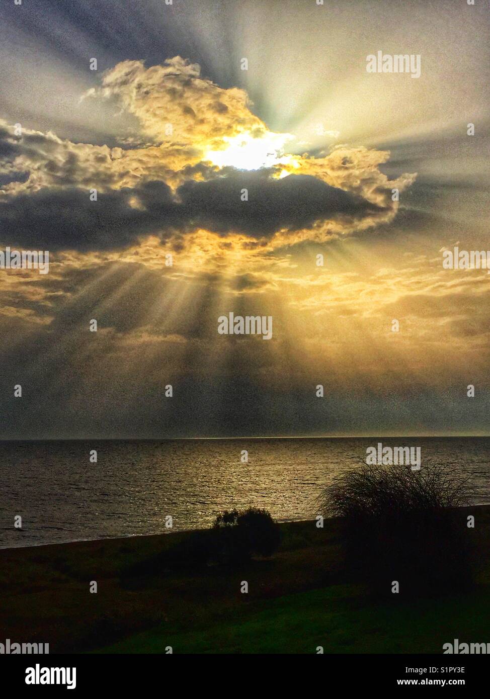 Soleil derrière les nuages - Image de stock capturée avec un smartphone