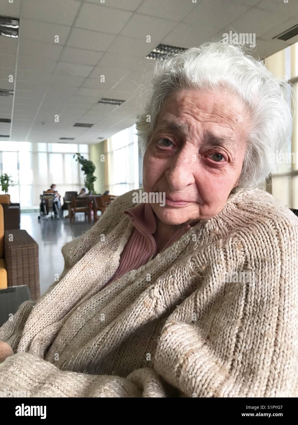 Portrait de vieille dame dans une maison de soins infirmiers. - Image de stock capturée avec un smartphone