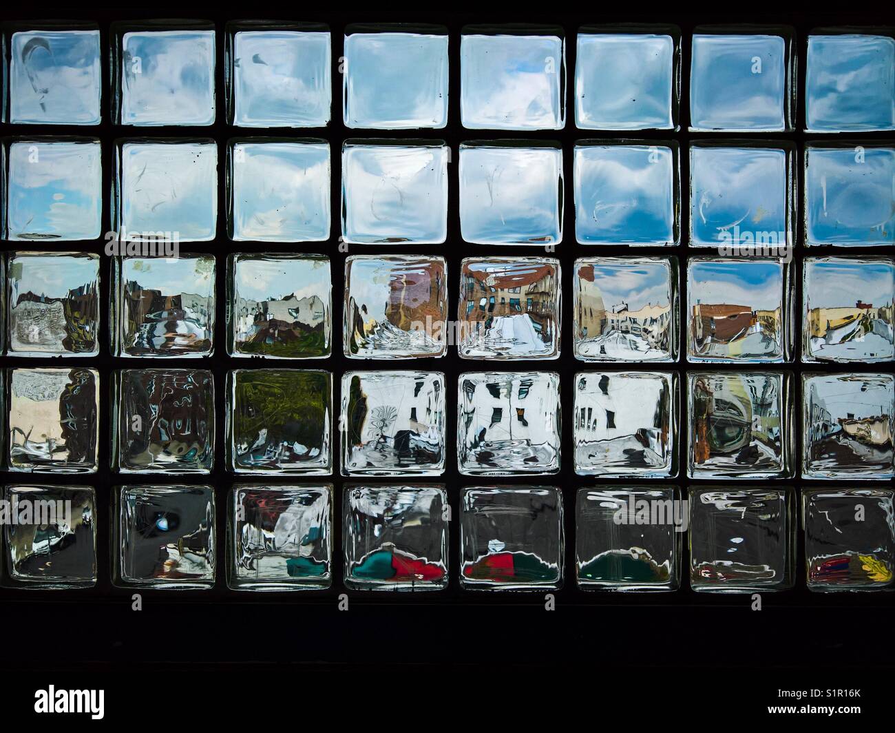 Brique de verre fenêtre à la plate-forme de la gare 7 donnant une vue surréaliste de Sunny Side quartier dans le Queens, New York Banque D'Images