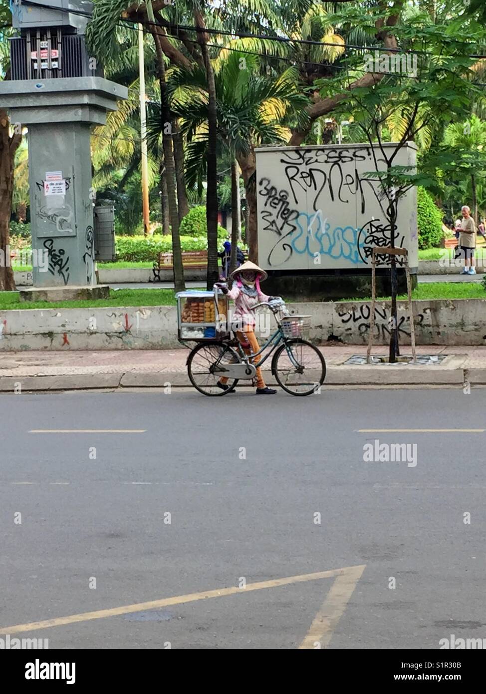 Vendeur de rue locaux sur le vélo à Ho chi minh ville. - Image de stock capturée avec un smartphone